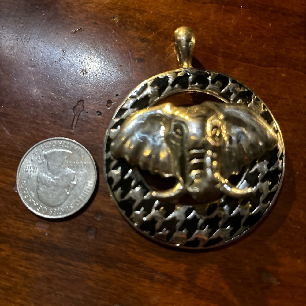 Round Silver houndstooth large pendant